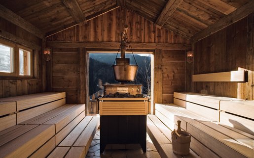 In this customised outdoor sauna, elemental charm meets chic and comfort.