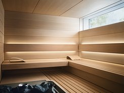 Hemlock wood interior cladding throughout and benches, along with the soft light of SUNSET indirect lighting, create an atmosphere of relaxation.