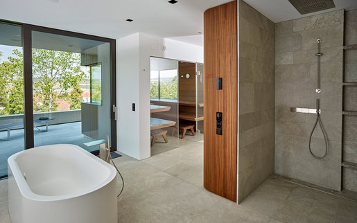 Private wellness area: Coordinated materials throughout the wellness area: In addition to the sauna, you will also find a wonderful rain shower and a free-standing bathtub.