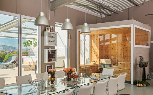 The sauna features large glass fronts as well as a more than two-meter-long relaxation area in the window soffit.