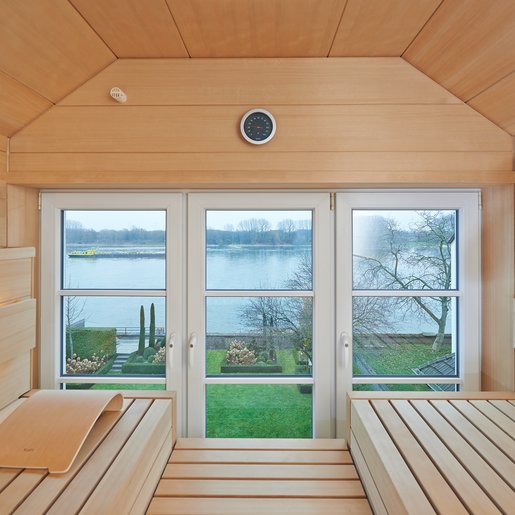 Both from the room and while bathing in the sauna, the clear glass front allows uninterrupted views through the windows to the outside.