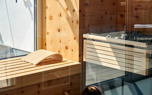 A two-meter long reclining bench with a direct view of the terrace is one of the sauna's special features.