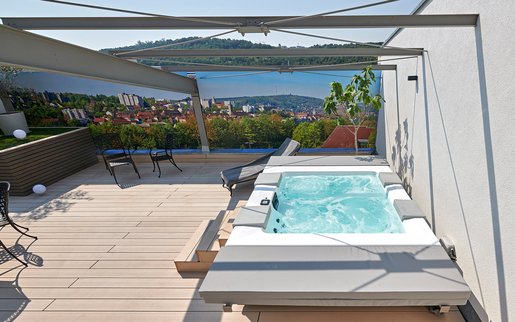 Relax on the terrace in the jacuzzi: The jacuzzi installed by SSF.Pools by KLAFS has various massage jets, air massage and light.