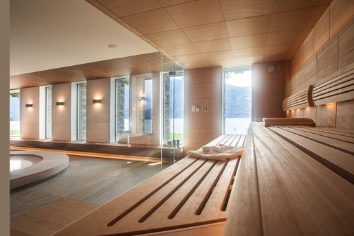 The orientation of the sauna allows a quiet atmospheric view of the entire wellness area as well as Lake Maggiore.