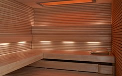 PURE sauna: PURE benches, indirect SUNSET illumination and COLOR LIGHT with LIFTLIGHT